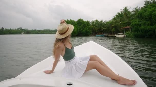 在异国情调的植物中悠闲地探险 是追求宁静的自然爱好者的理想选择 冒险的女士驾船航行热带湖泊 探索宁静的水面 慢动作 — 图库视频影像
