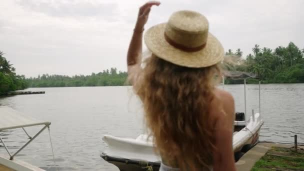 Turisten Forbereder Seg Rolig Tur Blant Frodige Grøntområder Kvinnen Sommeren – stockvideo