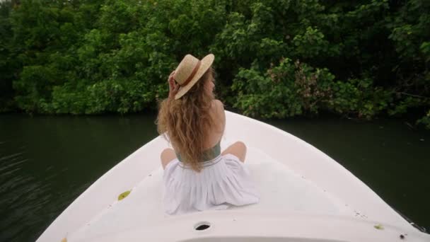 Turista Goza Viagem Água Calma Abraçando Natureza Mulher Aventureira Explora — Vídeo de Stock