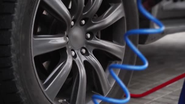 Hassasiyet Hız Tekerlek Kaldırma Tamirhanede Garaj Teknisyeni Otomobil Tamircisi Aracı — Stok video
