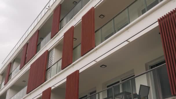 Modern Luxury Resort Facade Displays Stylish Balconies Red Louvers High — Stock Video