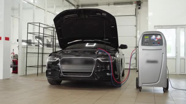 Технік Виконує Перезарядку Змінного Струму Технічне Обслуговування Автомобіля Автомобіль Сервісній — стокове відео