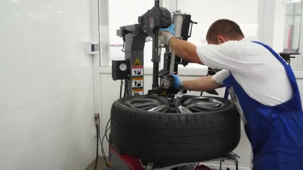 Mantenimiento Del Vehículo Con Cambiador Neumáticos Servicio Rápido Para Una — Vídeos de Stock