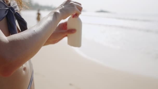 Mãos Femininas Espremendo Creme Solar Garrafa Aplicando Mão Beira Mar — Vídeo de Stock