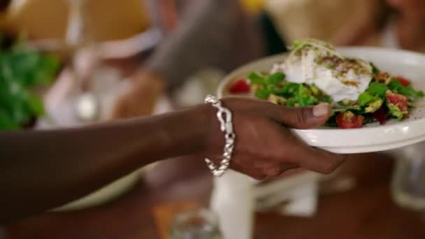 Руки Официантки Дают Тост Авокадо Яйцом Браконьером Молодой Женщине Хипстерском — стоковое видео