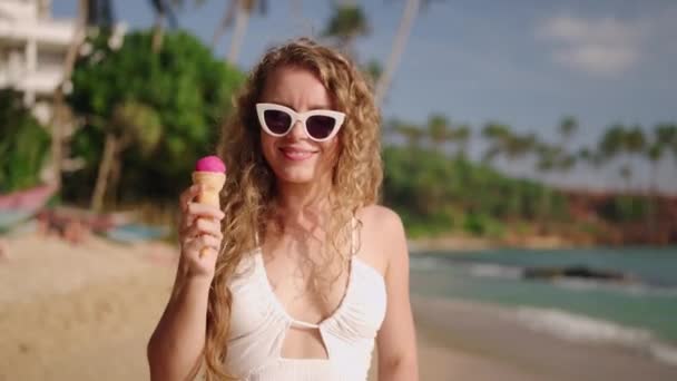 Beachgoer Vychutnává Letní Pohoštění Poblíž Zřítí Vlny Usmívající Žena Prochází — Stock video