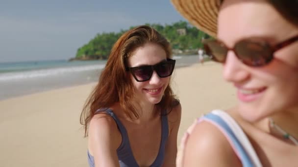 Szczęśliwa Młoda Kobieta Nakładająca Krem Filtrem Przyjaciół Piaszczystej Plaży Uśmiechnięta — Wideo stockowe