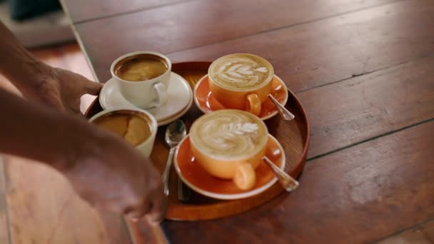 Mãos Garçonete Colocando Bandeja Com Café Cappuccino Com Arte Latte — Vídeo de Stock