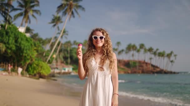 Casual Zomerjurk Zonnebril Golven Palmbomen Achtergrond Lachende Vrouw Wandelt Het — Stockvideo