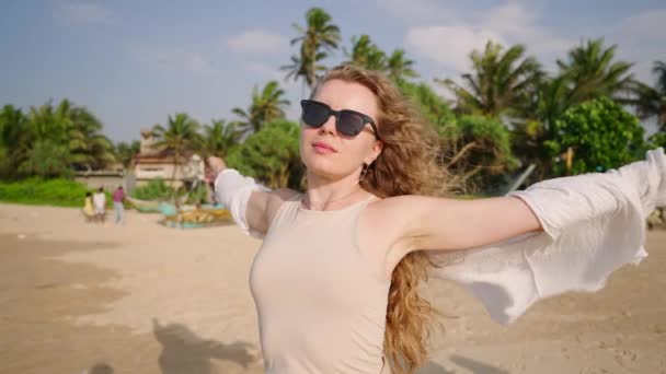 Jovem Mulher Óculos Sol Com Cabelos Crespos Arejados Fica Praia — Vídeo de Stock