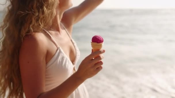 Breezy Seaside Atmosphere Sunny Scene Curly Haired Woman Strolls Beach — Stock Video