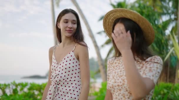 Mutlu Kızlar Yürür Güneşli Bir Günde Egzotik Adada Konuşurlar Tropik — Stok video