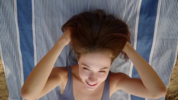 Usmívající Dívka Plavkách Ležící Dotýkající Vlasů Plážové Přikrývce Letní Den — Stock video