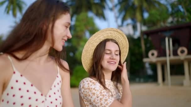 Twee Gelukkige Kaukasische Meisjes Wandelen Pratend Een Tropisch Strand Het — Stockvideo
