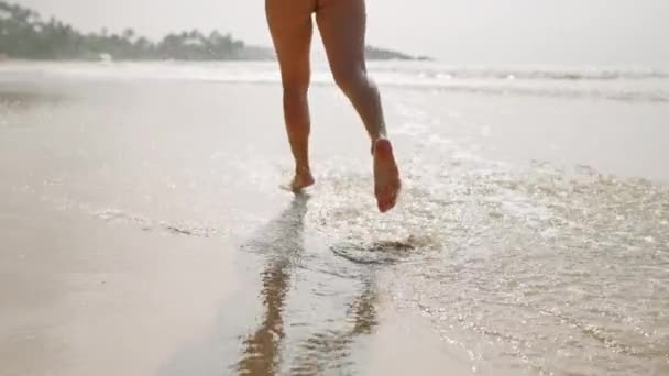 Pieds Féminins Ajustés Fonctionnant Pieds Nus Faisant Des Éclaboussures Eau — Video