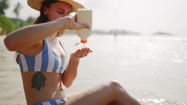 Mujer Feliz Exprimiendo Crema Solar Resistente Agua Botella Hembra Caucásica — Vídeos de Stock