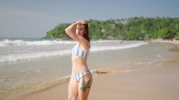 Bella Giovane Donna Che Corre Flirtando Sulla Spiaggia Tropicale Ragazza — Video Stock