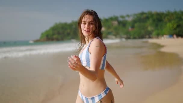 Koşan Tropik Plajda Flört Eden Güzel Bir Genç Kadın Zinde — Stok video