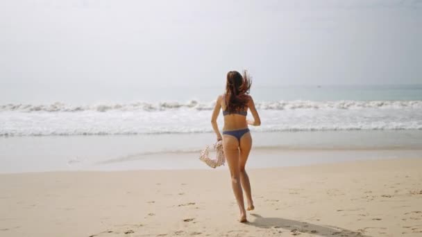 Jovem Feliz Tirando Vestido Correndo Para Mar Slim Sorrindo Morena — Vídeo de Stock