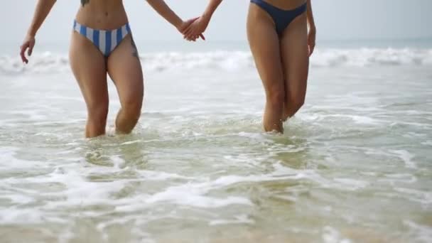 Pies Delgados Dos Mujeres Jóvenes Saliendo Del Agua Espumosa Del — Vídeos de Stock