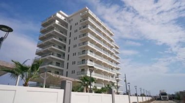 2021-10-30 - Bogaz, Kuzey Kıbrıs. Caesar Blue tatil köyü. Kiralık modern apartman. Açık gökyüzünün altında balkonlar ve yeni asfalt döşenmiş yol tasarımı var..