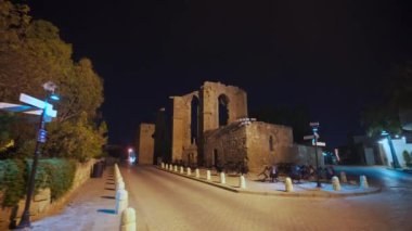 2021-10-29 - Famagusta, Kuzey Kıbrıs. Antik şehir merkezinin gece görüşü, aydınlık taş yapılar, ıssız, tarihi mimari korunmuş, sakin sokak ortamı