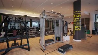 2021-10-30 - Iskele, Kuzey Kıbrıs. Cortyard Long Beach Resort Modern spor salonu. Güç ve kardiyo eğitimi için çeşitli ekipmanlar, aynalar ve motivasyon dekorasyonu..