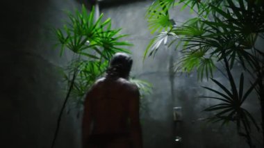 Su aşağı akar, yeşil tropikal bitkiler etrafını sarar. Bipoc kadını yağmur ormanı duşundan, dinginlikten ve temiz havadan hoşlanır. Geçmişe bakış, sağIık, doğal ortamda saf rahatlama. Egzotik, açık hava duşu..