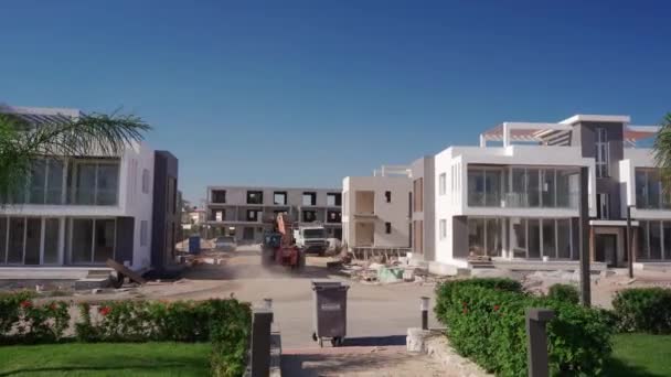 2021 北キプロス ボガズ フォーシーズンズライフアパート 掘削機 労働者は高級不動産を構築します 新しい住宅複合施設で建設中の現代高級ヴィラ — ストック動画