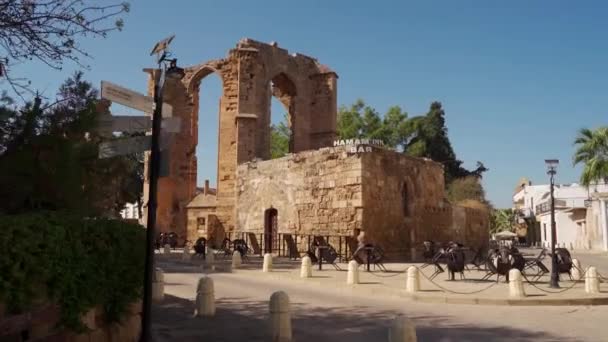 2021 Famagusta Noord Cyprus Toeristen Verkennen Middeleeuwse Geschiedenis Steenwerk Cyprus — Stockvideo