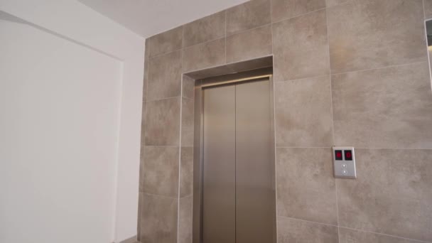 2021年10月29日 北塞浦路斯伊斯凯莱 凯撒度假村高档公寓大堂内的现代电梯门敞开着 内部装有Led照明装置的高档住宅 — 图库视频影像