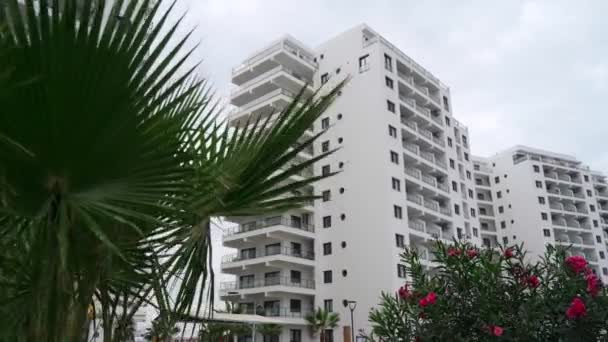 2021年10月29日 北塞浦路斯伊斯凯莱 游泳池外的现代化公寓 凯撒度假胜地投资者关注的是潜在的地产和设施 高档公寓 房地产市场 — 图库视频影像