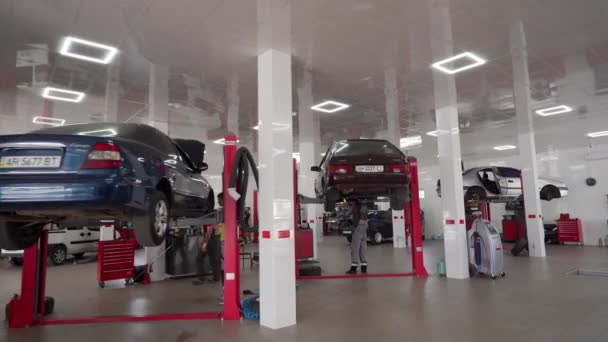 2020 Mariupol Ukraina Serwis Samochodowy Planeta Mechanicy Pracują Nad Pojazdami — Wideo stockowe