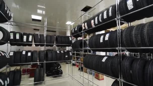 2020 02年 乌克兰马里乌波尔 普莱塔汽车服务公司自动化仓库系统组织汽车零部件 轮胎商店的内部视图显示了各种各样的库存 成排的新橡胶轮胎待售 — 图库视频影像