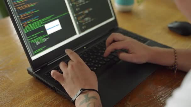 Programcı Hata Ayıklama Yazılımı Klavyedeki Tıklamalar Uygulama Oluşturur Geliştiriciler Ofis — Stok video
