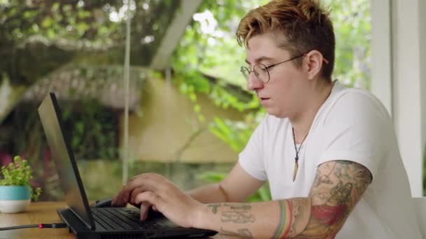 Tatuerad Snygg Individ Fokuserar Projekt Klickar Tangentbord Bläddrar Webben Transgender — Stockvideo