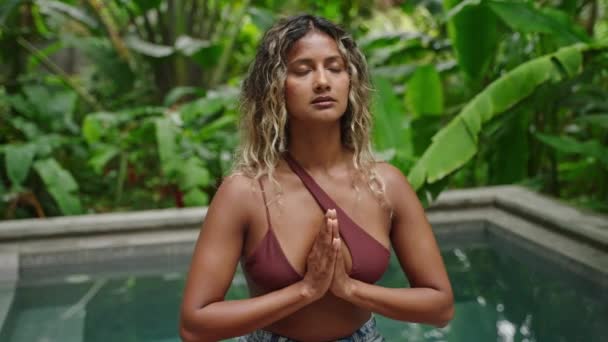 Wellness Praxis Freien Umgeben Von Pflanzen Die Multiethnische Frau Meditiert — Stockvideo