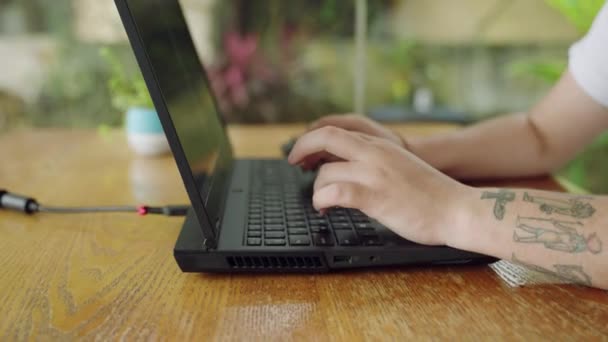 Programmeren Debuggen Notebook Scherm Ongezien Getatoeëerde Ontwikkelaar Typt Code Laptop — Stockvideo