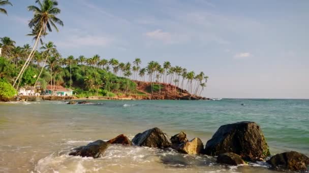 Ніжні Хвилі Пестять Скелястий Берег Тропічний Пляж Кришталевими Водами Обрамленими — стокове відео