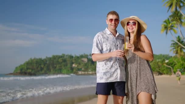 Romantisches Paar Mann Und Frau Tropischer Reiselust Blicken Die Kamera — Stockvideo