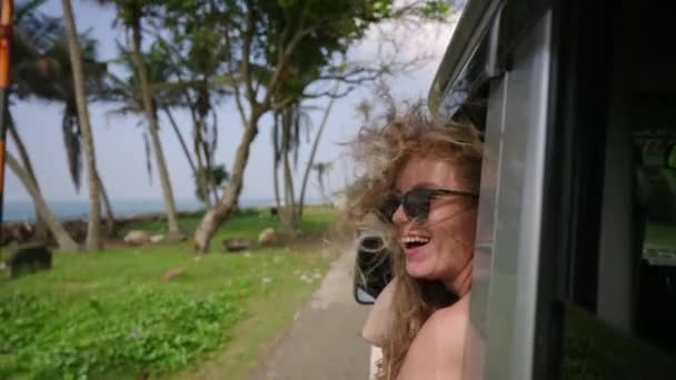 Tropikal Ormanlarda Sürerken Arabasının Camından Dışarı Bakan Kıvırcık Saçlı Mutlu — Stok video