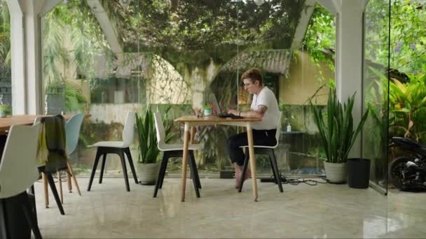 Concentré Sur Tâche Assis Une Table Bois Milieu Décor Serein — Video