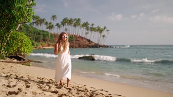 Vrouw Wandelt Langs Het Tropische Strand Eet Ijs Een Zonnejurk — Stockvideo