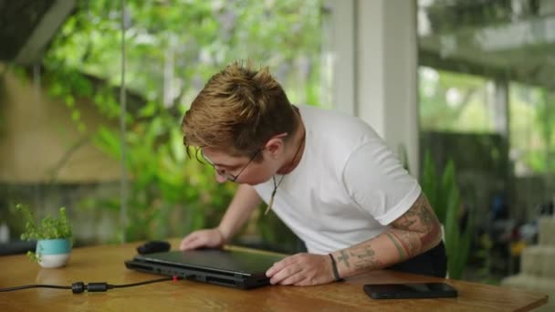 Открывает Ноутбук Фокусируется Экране Татуированные Трансгендерные Профессионалы Начинают Рабочий День — стоковое видео