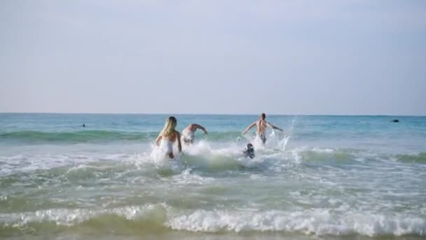 Grupo Amigos Hombres Jóvenes Mujeres Trajes Baño Topan Con Olas — Vídeos de Stock