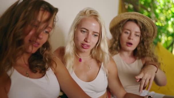 Kadın Arkadaşlar Oturuyor Sosyal Medya Okuyor Bali Deki Hipster Kafede — Stok video