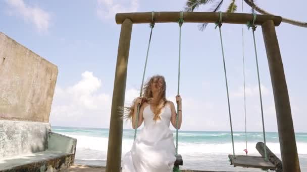 Güneş Işığı Saçı Beyaz Elbise Yalınayak Kırsal Ahşap Salıncakta Sallanan — Stok video