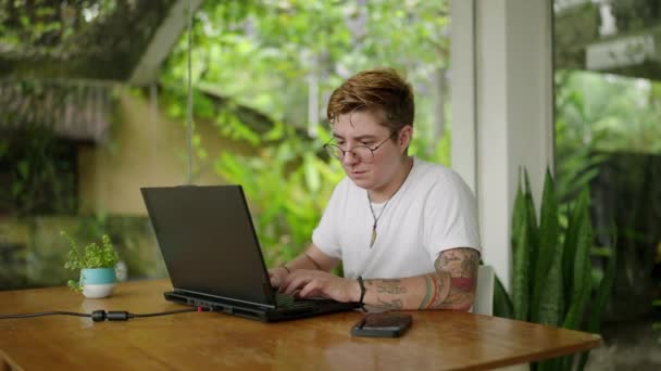 Zaangażowany Pracę Wytatuowany Osobnik Cieszy Się Spokojnym Produktywnym Otoczeniem Transgender — Wideo stockowe