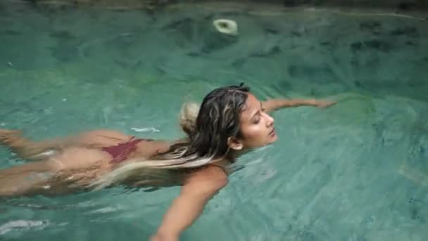 Feminino Gosta Nadar Lazer Relaxa Tranquilidade Mulher Multiétnica Nada Graciosamente — Vídeo de Stock
