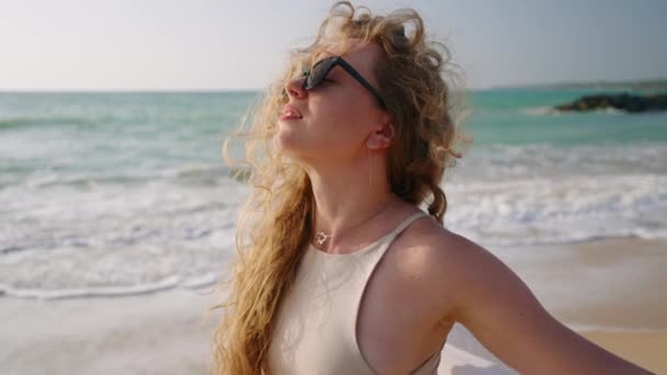 Menina Muito Encaracolado Óculos Sol Andando Tocando Cabelo Costa Mar — Vídeo de Stock